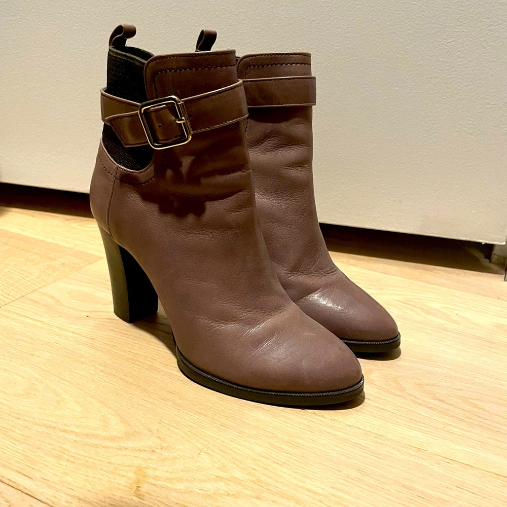 Excellent condition gray purple boots with heels. Genuine leather.